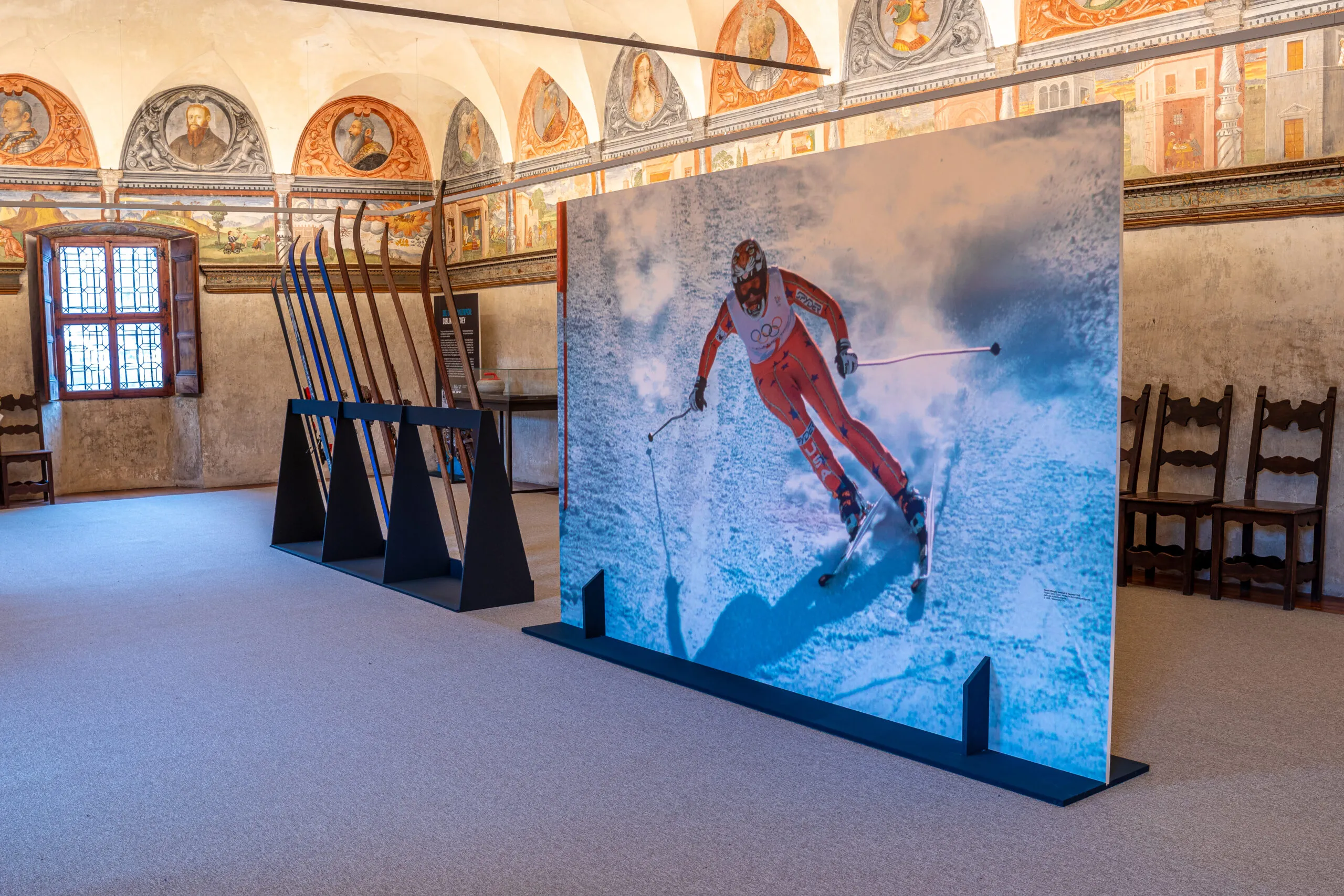 Il Salone d’Onore di Palazzo Besta, decorato con il ciclo affrescato dedicato all’Orlando Furioso, accoglie una selezione di sci che ne mostra l’evoluzione tecnologica, dalla fine dell’Ottocento agli anni Duemila. 