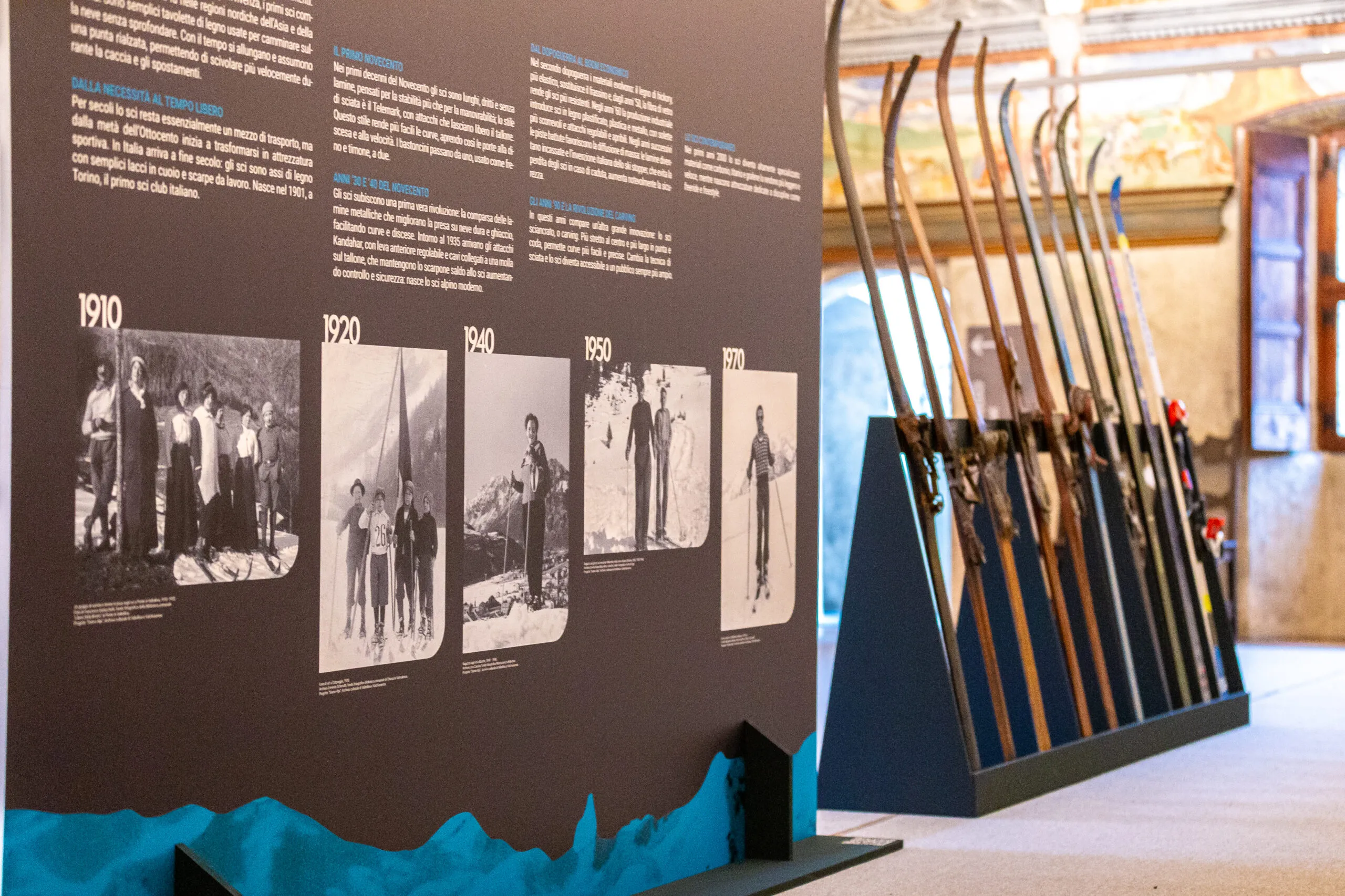 Il Salone d’Onore di Palazzo Besta, decorato con il ciclo affrescato dedicato all’Orlando Furioso, accoglie una selezione di sci che ne mostra l’evoluzione tecnologica, dalla fine dell’Ottocento agli anni Duemila.